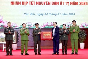 国会主席陈青敏向安沛市武装力量赠送礼物。