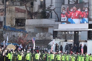 尹锡悦的支持者在韩国首尔龙山区汉南洞的总统官邸附近举行集会，反对逮捕尹锡悦。