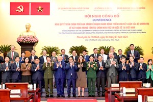 政府总理范明政与出席会议代表合影。