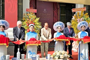 明隆陶瓷博物馆举行落成剪彩仪式。