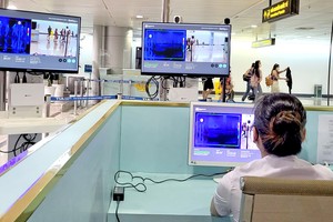 市检疫力量对来自疫区的乘客进行监察。