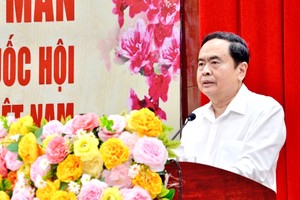 国会主席探望茶荣省军民