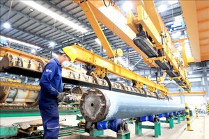 巴地-头顿省富美市富美3工业区的某家外国直接投资(FDI)企业的离心混凝土桩生产厂一隅。