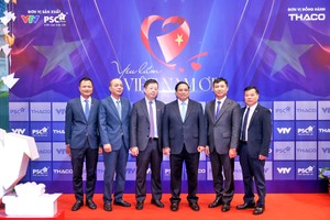 政府总理范明政与越南电视台领导合影。