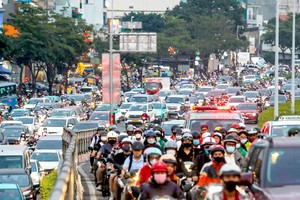 平盛郡奠边府街交通严重堵塞。