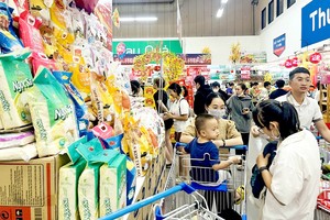 各超市开始迎接大量前来采购年货的顾客。