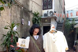 充满幸福感的阮氏艳嫦在许多时装事件中介绍她亲手设计的产品。