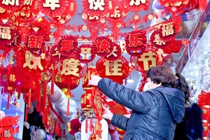 中国民众在年货市场购物。