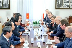 范明政会见波越议员友好小组。