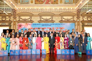 出席代表在市人委会办事处合影。