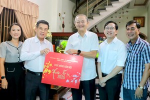 向党国家历代领导和市人委会原领导拜年