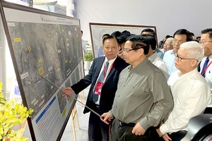 政府总理范明政与平阳省省委领导和Becamex总公司领导出席本市-土龙木 –真城高速公路项目启动仪式。