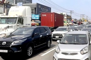 大年初四中午时段，大量汽车排长龙从51号国道朝巴地-头顿省方向行驶。