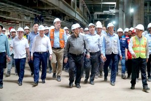 政府总理范明政率领政府工作团前往视察同奈省隆城机场工程施工场地。