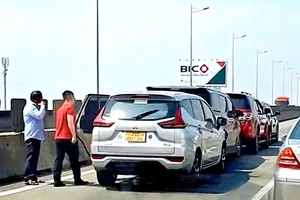 4辆小型汽车在本市-隆城-油曳高速公路发生追尾事故现场。