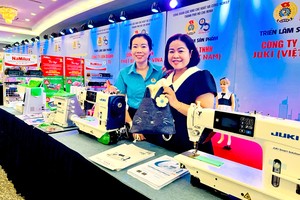 在企业展览区展示越南Juki有限责任公司党支部党员的产品。