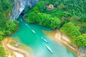 乘坐观光船欣赏风牙仙山洞。
