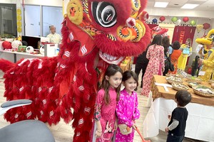 小朋友高兴地与麒麟合影。