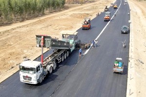 从年初，交通运输部门已加速推动一连串重点交通项目的施工，以确保按计划竣工。图为某高速公路项目施工队伍正进行铺设沥青环节。