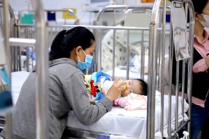 正在第一儿童医院接受呼吸道疾病治疗的病童。