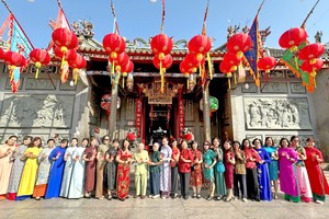 民族妇女参观建筑遗迹