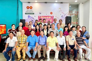 顾问会成员与全体团员合影。