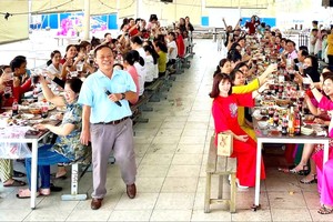 守德市山金产销股份公司的劳工在开工第一天返回工厂前兴高采烈地参加联欢会。