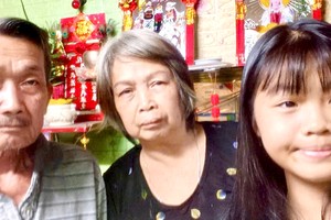 周昌玲夫妇与外孙女。