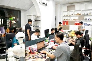 学生们在市经济大学实验室研究人工智能。