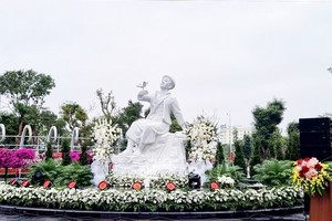 海防市金童英雄烈士塑像落成