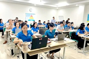 许多学员就读由市经济大学所属经商研究院开办的“人工智能纪元管理”培训班。