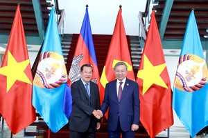 越南共产党中央总书记苏林与柬埔寨人民党主席、参议院主席洪森。