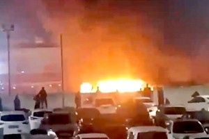 公车爆炸现场火光熊熊。