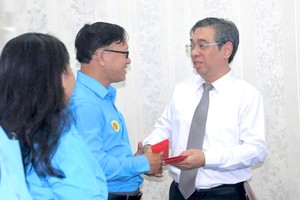 市委副书记、市越南祖国阵线委员会主席阮福禄与模范党员工人和工会干部交流。