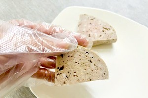 接触熟食及即食食物时，须剪短指甲及戴上手套。