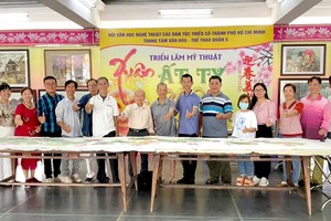 参与创作的越华画家合影留念。