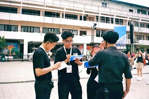 丁海登(左二)透过实习、志愿活动和事件来履行医学生的职责。