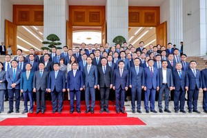 政府总理范明政、中国驻越南大使何炜与出席代表合影。