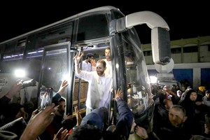 2月27日，获释的巴勒斯坦在押人员抵达加沙地带。