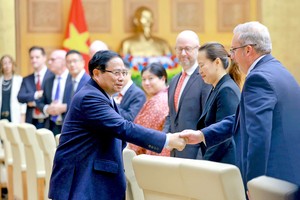 政府总理范明政与美国企业交谈。