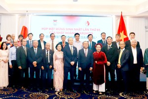 市人民议会副主席黄青仁，日本驻本市总领事小野松尾（Ono Matsuo）与市越日友好协会成员合影。