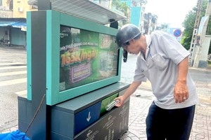 在第十郡李常杰街592号巷道有垃圾分类隔间的垃圾箱。