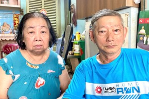 石逢吉（右）和姐姐吴蝶芬。