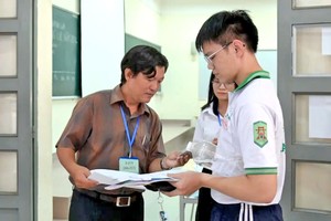 学生们参加2024年市国立大学能力评估考试。