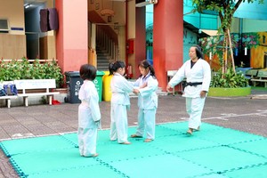 第四郡邓陈琨小学的学生下课后在武术俱乐部锻练武术。