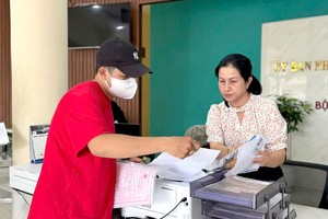 民众到第十二郡新兴顺坊人委会办理结婚登记手续。