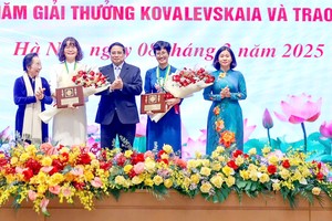 政府总理范明政向两女科学家颁授柯瓦列夫斯卡娅奖。