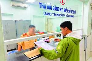 民众正办理车辆注册手续。