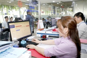 第十二郡人委会“一站式”部门公务员受理与解决民众的卷宗。