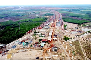 直达隆城机场的T1号连接道。